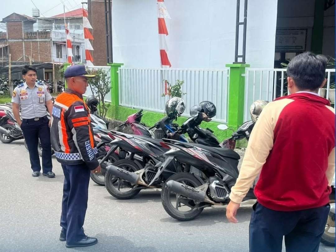 Petugas Dishub Aceh Tengah memantau kondisi parkiran di sekitaran Puskesmas Kota, Takengon. (Foto: Dishub AT)