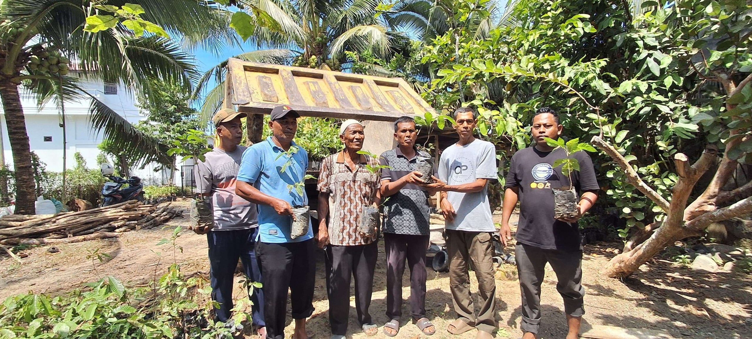 Dinas Kehutanan Aceh kembali menyalurkan bantuan bibit tanaman produktif kepada masyarakat di Kabupaten Aceh Barat, Sabtu, 24 Januari 2026. (Foto: Dinas Kehutanan Aceh)