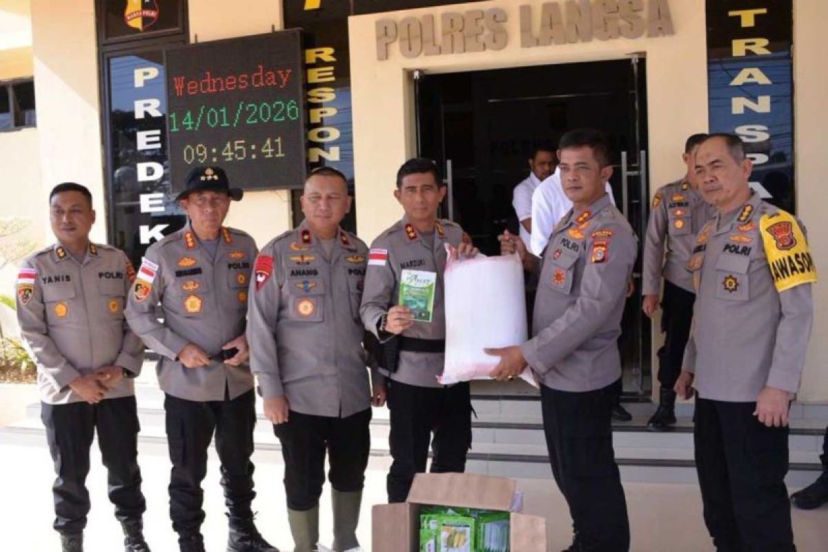 Kapolda Aceh Irjen Pol Marzuki Ali Basyah (tengah) menyerahkan bantuan bibit tanaman dam perlengkapan penanaman kepada Polres Langsa untuk disalurkan kepada masyarakat terdampak bencana di Langsa, Aceh, Rabu (14/1/2026). (Foto: Bidhumas Polda Aceh)