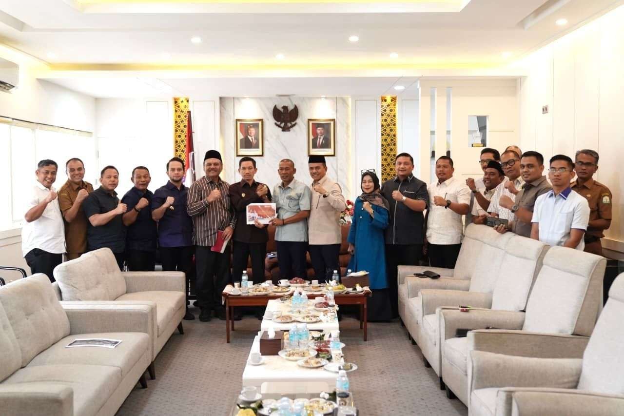 Pertemuan Tim Pemkab Aceh Barat dengan DPR Aceh, Selasa (6/1/2026). (Foto: Diskominsa Aceh Barat)
