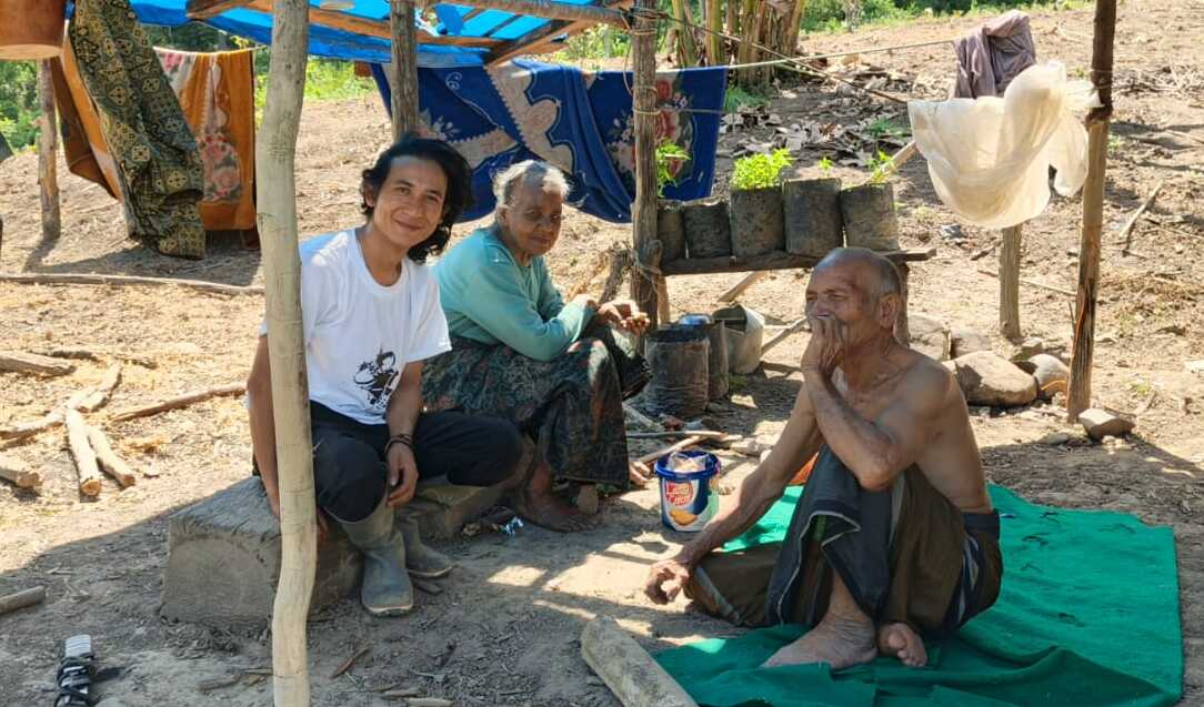 Sepasang lansia, M Tamrin dan istrinya bersama Kepala Koordinator Relawan Kecamatan Bintang, Wedy Sastra Yoga. (Foto: Dok Relawan Kecamatan Bintang)