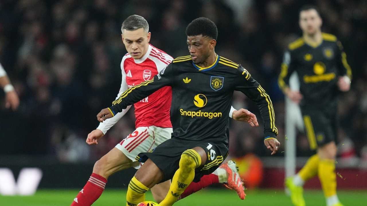 Pemain Manchester United, Amad Diallo berduel dengan pemain Arsenal, Leandro Trossard, dalam pertandingan Premier League, Minggu (25/1/2026). (Foto: AP Photo/Kirsty Wigglesworth)