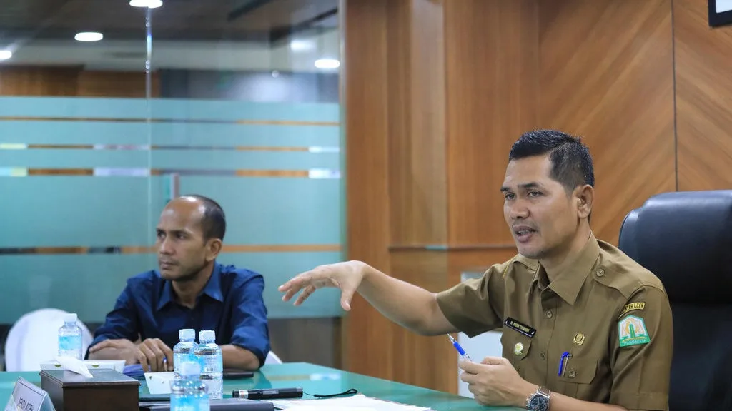 Sekda Aceh, M. Nasir, S.IP, MPA di dampingi SKPA terkait & BPN perwakilan Aceh menggelar rapat persiapan Pembanguna Huntara & Huntap Bagi korban Bencana Aceh, di Ruang Rapat Sekda, Selasa, 27 Januari 2026. (Foto: Humas Pemerintah Aceh)