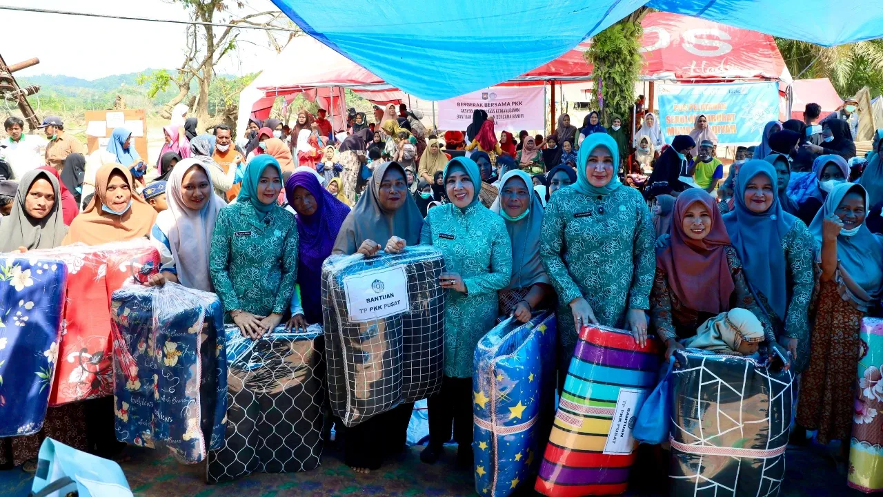 Kunjungi Dusun Sunting, Ketua Umum TP PKK Pusat Tri Tito Karnavian Salurkan Bantuan di Aceh Tamiang.(Foto: merdeka.com)