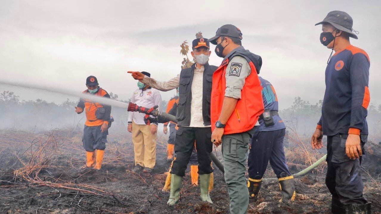 Bupati Aceh Barat, Tarmizi bersamap Kalak BPBD meninjau dan memadamkan lahan gambut yang terbakar di Desa Suak Raya, Senin, 26 Januari 2026. (Foto Diskominsa Aceh Barat)