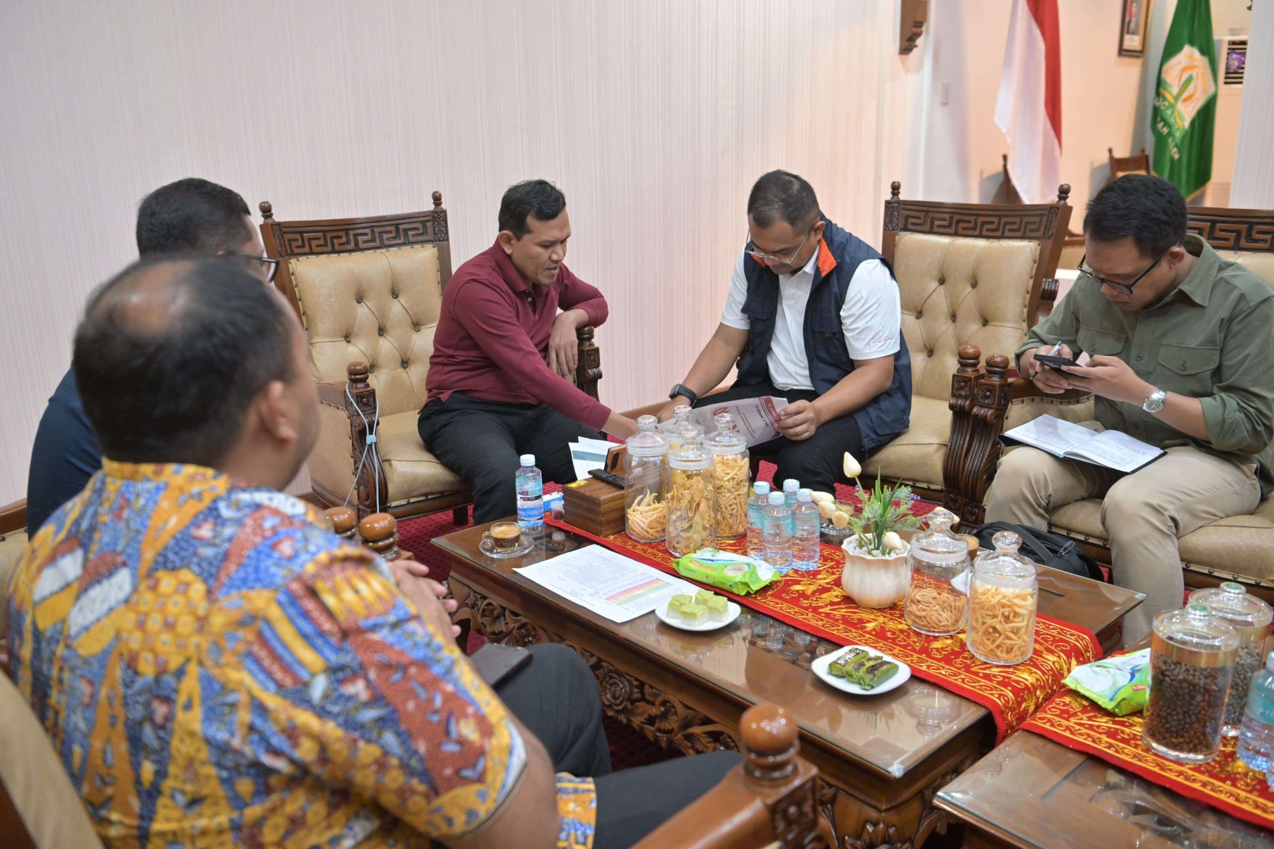 Wakil Gubernur Aceh, H. Fadlullah menerima Kunjungan Kerja Wakil Menteri BUMN Mahmuddin Yasin beserta rombongan di rumah dinas wakil Gubernur Aceh, Banda Aceh, Kamis (8/1/2026). Foto: (Humas Aceh).