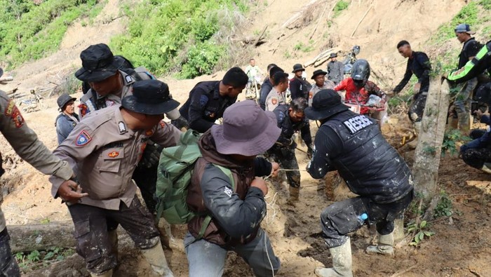 Polres Aceh Tengah menyalurkan bantuan ke korban bencana (FOTO: dok. istimewa)