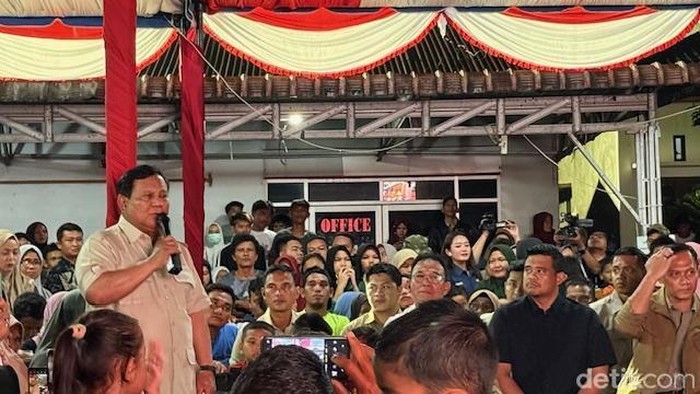 Presiden Prabowo Subianto di posko pengungsian Desa Batu Hula, Batang Toru, Tapanuli Selatan, Sumatera Utara, Rabu (31/12/2025) malam. (Foto: Eva/detikcom)