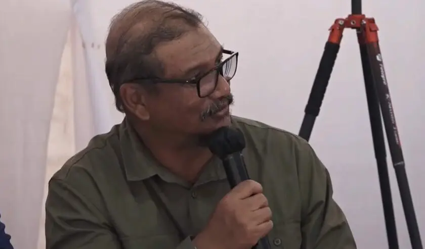 Armia Fahmi Bupati Aceh Tamiang menyampaikan laporan kepada Prabowo Subianto Presiden RI dalam agenda rapat terbatas (Ratas) pasca-bencana Sumatera di Kabupaten Aceh Tamiang, Provinsi Aceh, Kamis (1/1/2026). (Foto: Tangkapan Layar Youtube Setpres)