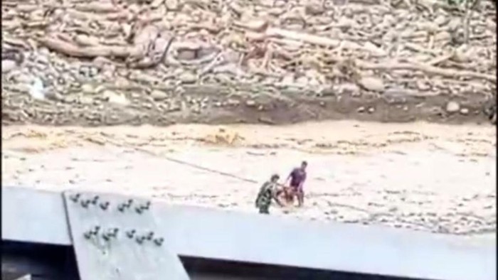 Tangkapan layar video viral personel TNI menyelamatkan warga Aceh Tengah yang jatuh dari sling. (Foto: dok. Istimewa)