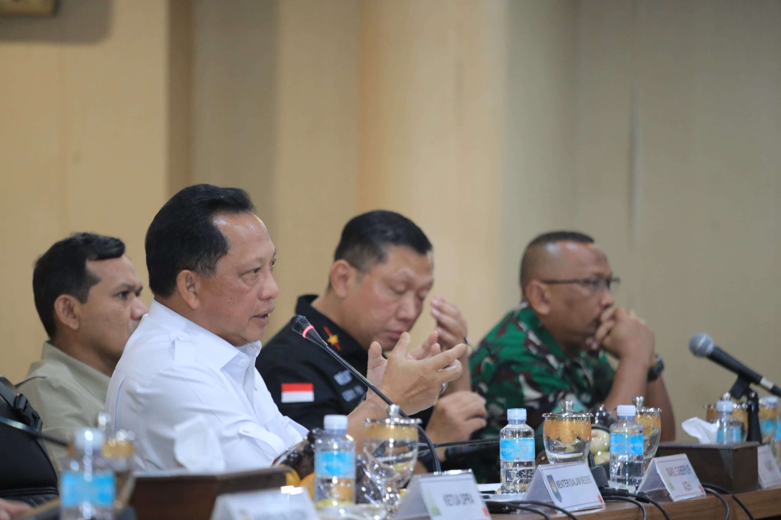 Mendagri, Tito Karnavian saat rapat pembahasan terkait pemulihan pasca bencana hidrometeorologi Aceh di aula Serbaguna Pemerintah Aceh, Sabtu, 10 Januari 2026 (Foto: For Nukilan)