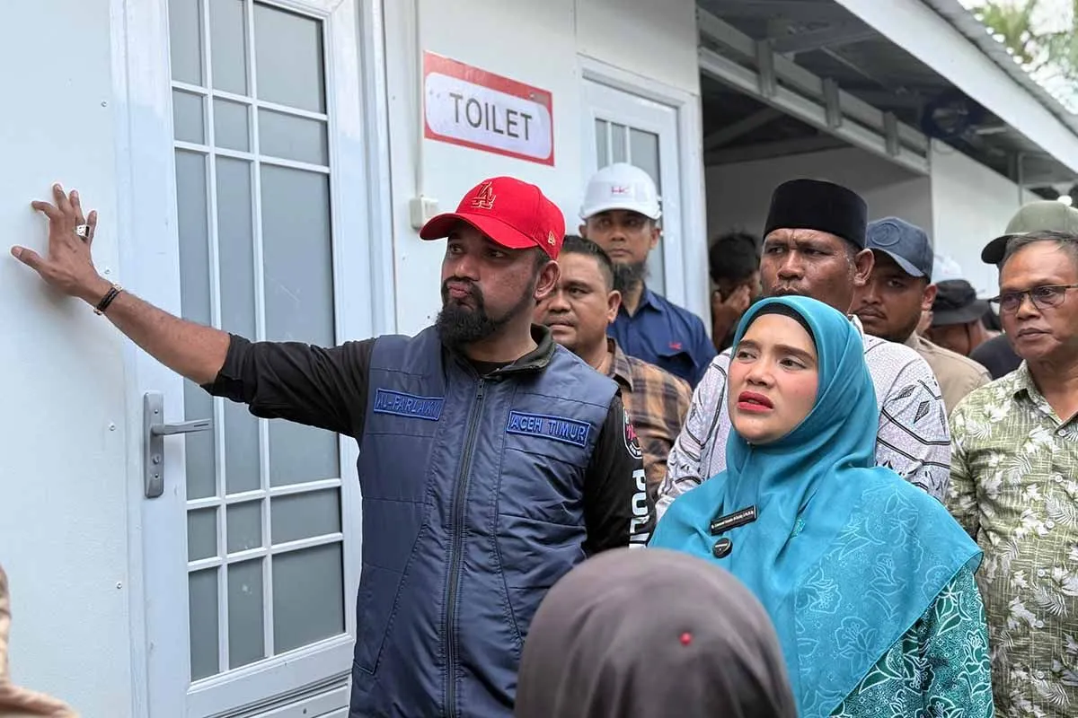 Bupati Aceh Timur Iskandar Usman Al-Farlaky (kiri) meninjau hunian sementara korban bencana hidrometeorologi di Aceh Timur, Senin (26/1/2026). (Foto: Humas Pemkab Aceh Timur)