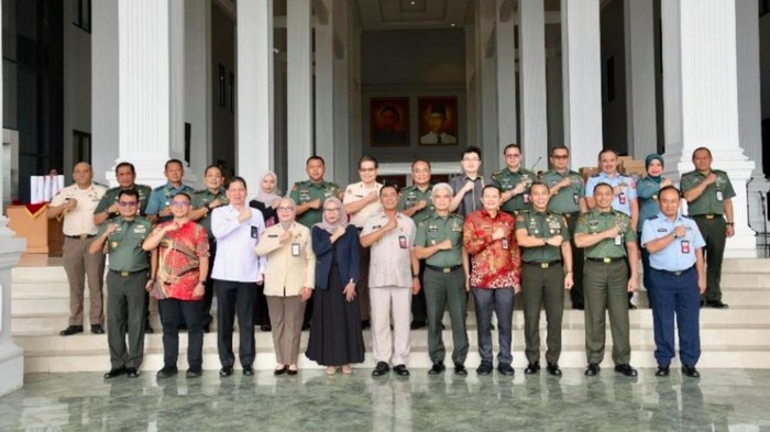 Unhan RI Salurkan Bantuan Kesehatan dan Pembelajaran Digital untuk Korban Banjir Aceh Tamiang. (Foto: UNHAN)