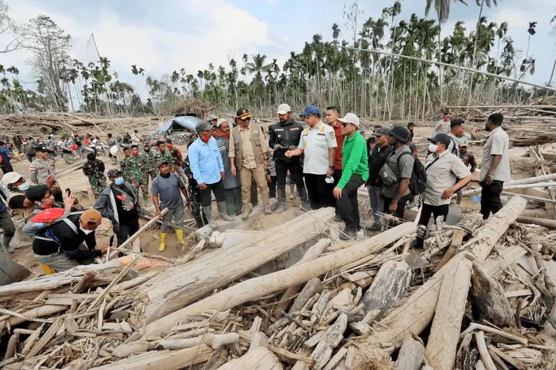 Potret Mendagri Tito Karnavian saat meninjau lokasi terdampak banjir di Aceh Timur, Minggu (25/1/2026). (Foto: Dok. Kemendagri)