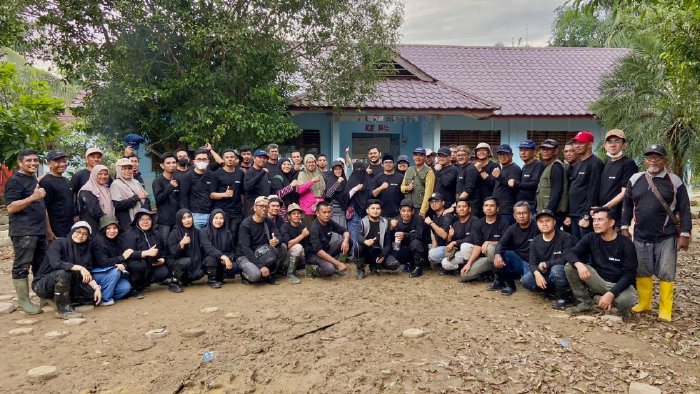 Aceh Kirim 70 ASN Dinas ESDM Bersihkan Sekolah Terdampak Banjir di Aceh Tamiang. (Foto: For Nukilan)