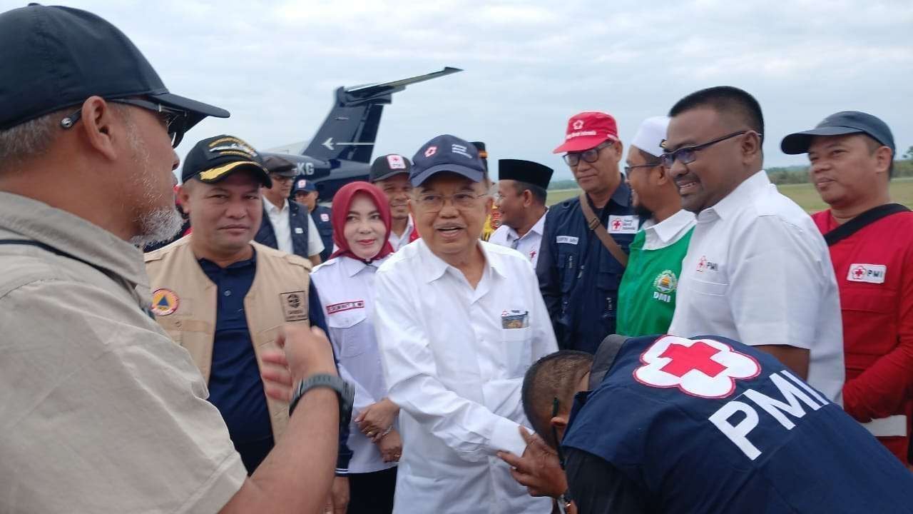 Ketua Umum Palang Merah Indonesia (PMI), Jusuf Kalla disambut oleh Bupati Aceh Utara Ismail A Jalil saat tiba di bandara (Foto: dokumentasi rri)