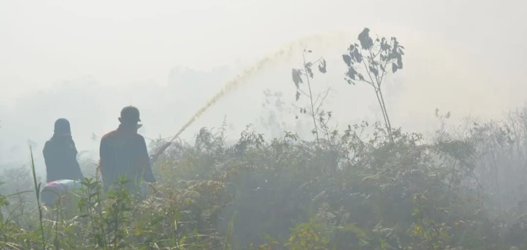 Petugas pemadam karhutla di Aceh barat ketika memadamkan api di gampong Lapang (Foto: BPBD Aceh Barat)