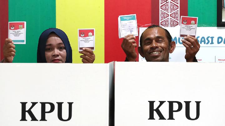 Warga Banda Aceh memperlihathatkan surat suara pasangan Calon Gubernur dan Wakil Gubernur Aceh serta Calon Wali Kota dan Wakil Wali Kota Banda Aceh pada Pemungutan Suara Ulang (PSU) Pilkada 2024 di TPS 03 Merduati, Banda Aceh, Aceh, 30 November 2024. PSU Pilkada 2024 digelar berdasarkan rekomendasi Panitia Pengawas Pemilihan (Panwaslih) kota Banda Aceh karena ditemukannya pelanggaran pemilih yang mencoblos lebih dari sekali. (Foto: ANTARA / Irwansyah Putra)