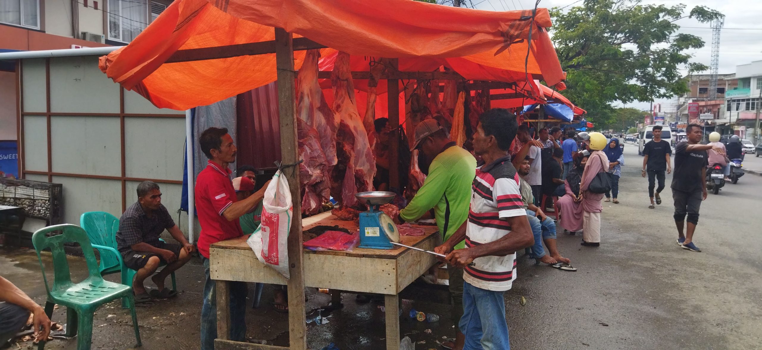 Penjualan daging meugang di kawasan Simpang Galon, Darussalam, Banda Aceh, Rabu (18/2/2026). (Foto: Nukilan/Sammy)