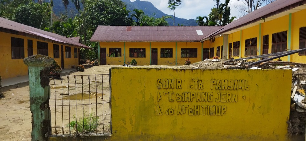 Kondisi SDN Rantau Panjang, Kecamatan Simpang Jernih, Aceh Timur, pasca diterjang banjir, Sabtu (14/2/2026). (Foto: Nukilan/Sammy)