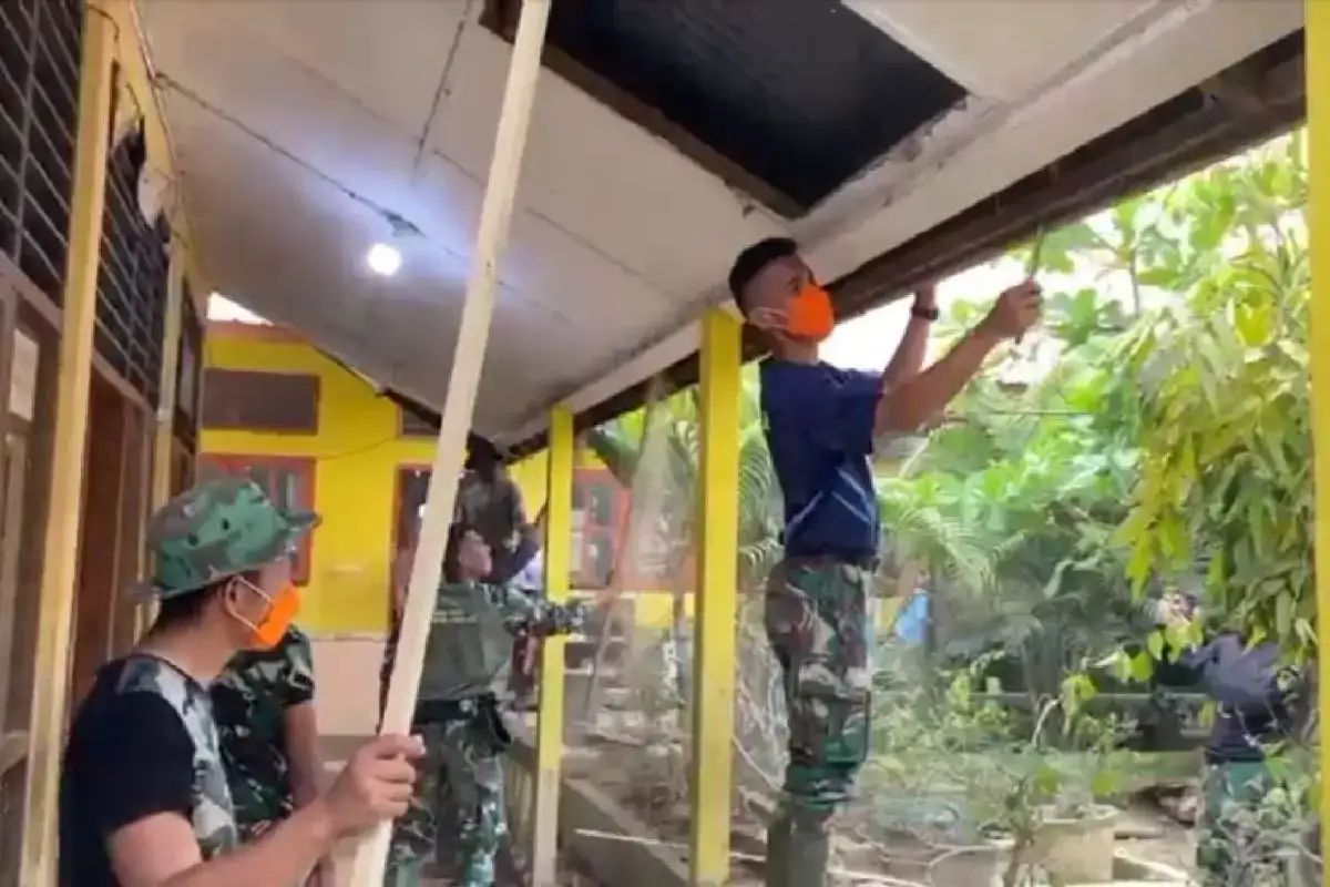 Personel TNI memperbaiki bagian sekolah yang rusak akibat banjir bandang di SDN 1 Tualang Cut di Aceh Tamiang, Aceh, Jumat 6 Februari 2026 (Foto: Tim Media Presiden)