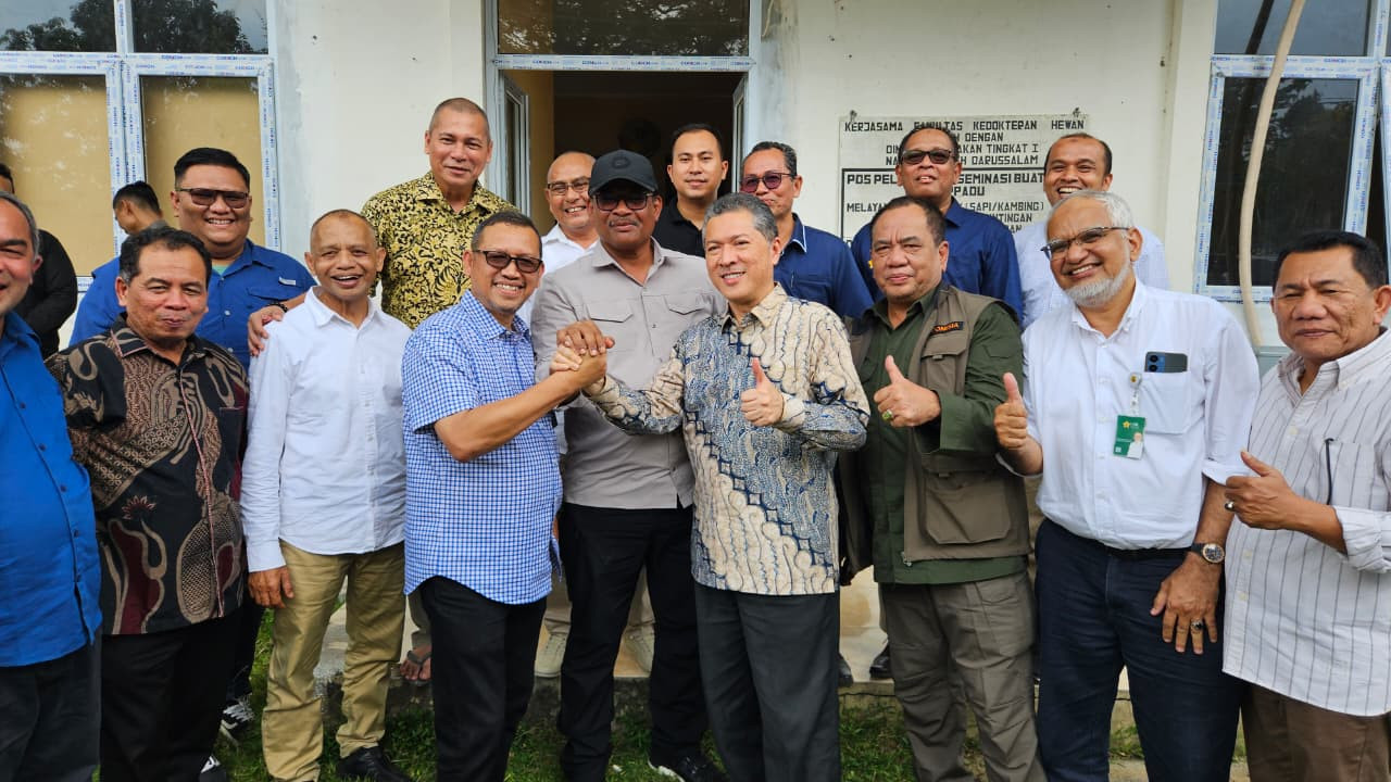 Ketua Majelis Wali Amanat Universitas Syiah Kuala (USK), Dr. Safrizal ZA, menyatukan tangan Rektor USK Prof. Marwan dan Rektor USK terpilih Prof. Mirza Tabrani sebagai simbol persatuan dan kesinambungan kepemimpinan pendidikan tinggi di Aceh. (Foto: For Nukilan)