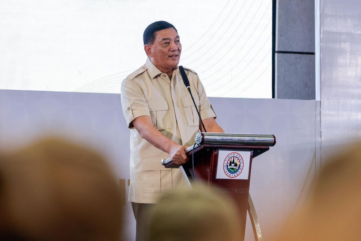 Menteri Pertahanan RI Sjafrie Sjamsoeddin saat menghadiri pengukuhan pengurus DPP Untas masa bakti 2025 - 2030 di Hotel Harper Kupang, Nusa Tenggara Timur, Kamis (22/1/2026). (OTO: DOK. Setjen Infohan Kemhan)