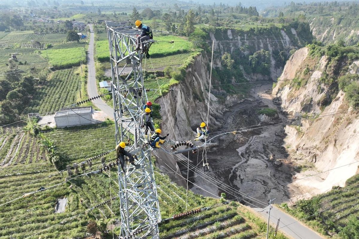 PLN bergerak cepat melakukan relokasi jaringan transmisi 150 kV Bireuen-Takengon ke lokasi yang lebih aman menyusul terjadinya longsoran sinkhole di Desa Pondok Balik, Kabupaten Aceh Tengah. (Foto: Executive Vice President Gregorius, Komunikasi Korporat dan TJSL PLN, Gregorius Adi Trianto)