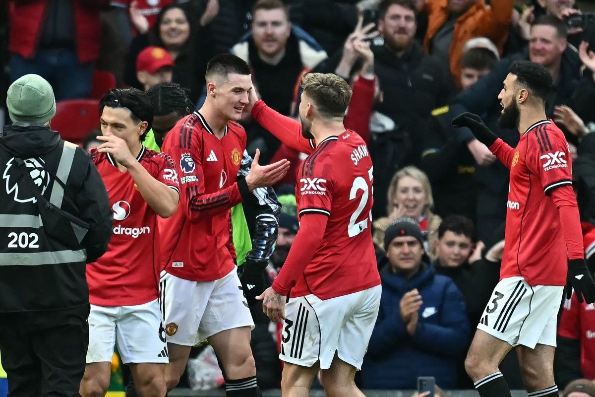 Benjamin Sesko (kedua dari kiri) mencetak gol ketiga timnya di menit akhir dalam pertandingan sepak bola Liga Inggris antara Manchester United vs Fulham di Old Trafford di Manchester, barat laut Inggris, pada 1 Februari 2026. (Foto: Paul ELLIS / AFP)