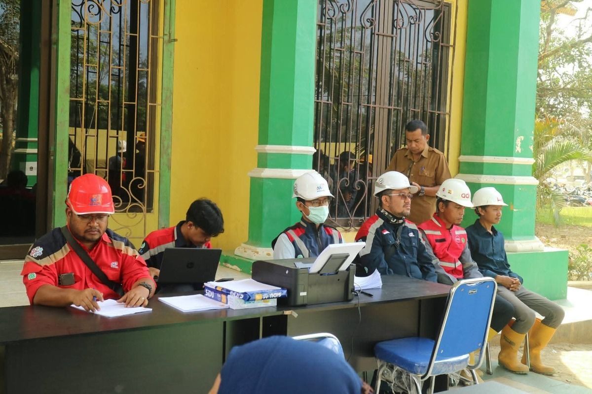 Panitia Rekrutmen Tenaga Cash for Work (CFW) Aceh Tamiang di halaman belakang Kantor Bupati Aceh Tamiang, Rabu (3/2/2025). (FOTO: HUMAS ACEH TAMIANG)