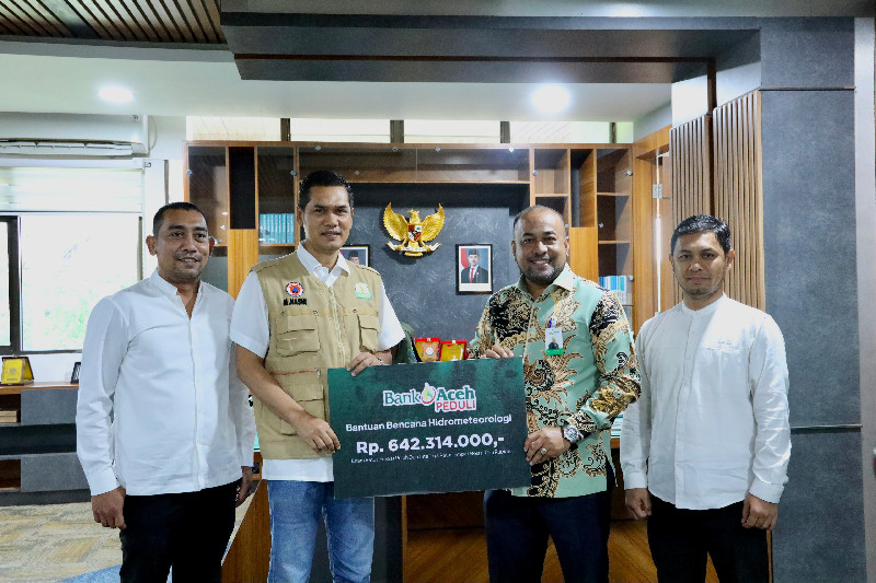 Bank Aceh Salurkan Bantuan Rp642 Juta untuk Pemulihan Bencana Hidrometeorologi di Aceh. (Foto: Bank Aceh)