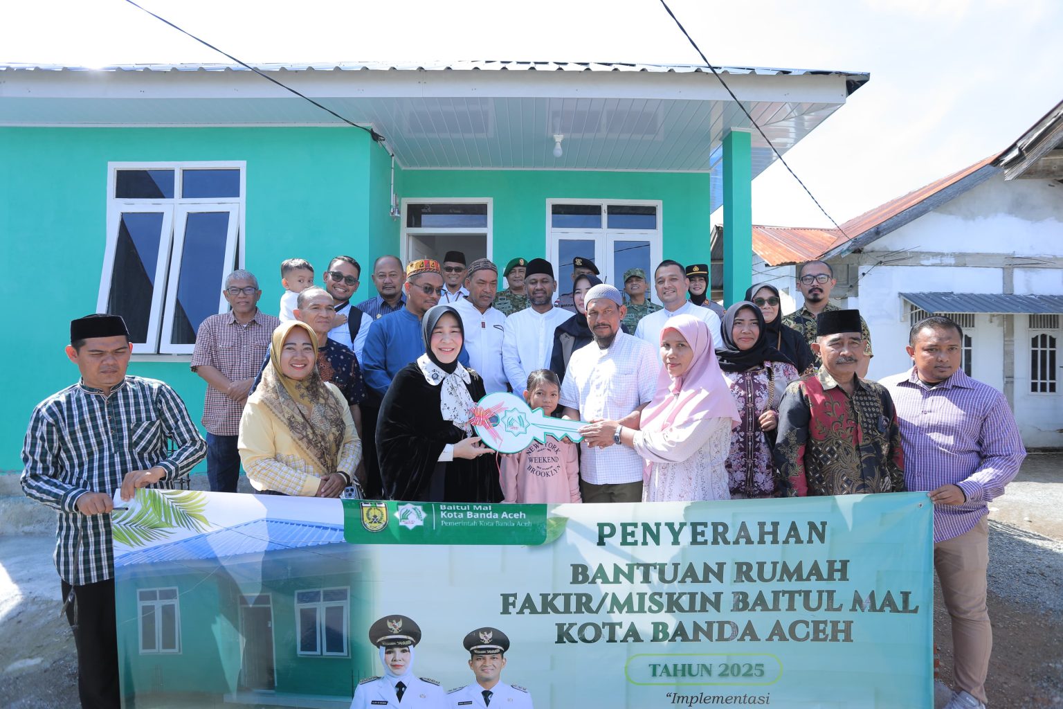 Wali Kota Banda Aceh Serahkan Bantuan Rumah Layak Huni dari Dana Zakat untuk Warga Jeulingke. (Foto: For Nukilan)