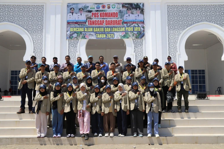 Mahasiswa KKN UGM Turun Langsung Dampingi Pemulihan Korban Bencana di Aceh. (Foto: UGM)