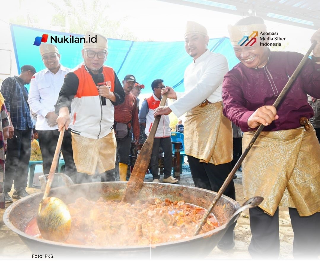Presiden Partai Keadilan Sejahtera (PKS), Almuzzammil Yusuf, menghadiri kegiatan tradisi Meugang bersama masyarakat penyintas banjir di Kecamatan Karang Baru, Kabupaten Aceh Tamiang, Ahad (15/2/2026). (Foto: PKS)