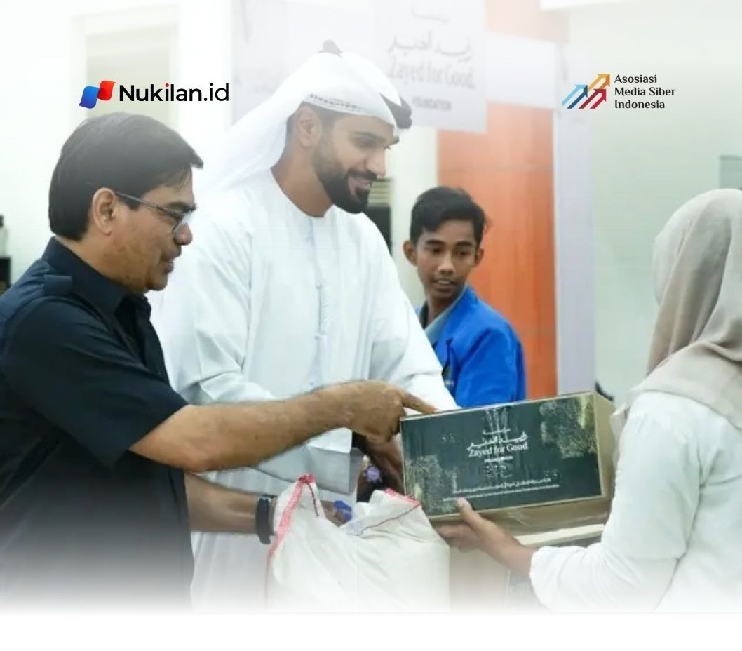 Rektor UIN Ar-Raniry Prof Mujiburrahman, bersama perwakilan UEA, Mohamed Bin Zayed University for Humanities Mohamed Alnaqbi saat menyerahkan bantuan secara simbolis di Auditorium Prof Ali Hasjmy, Banda Aceh, Selasa (17/2/2026). (ANTARA/HO/Humas UIN Ar-Raniry)