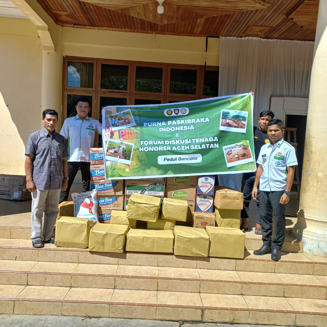 Purna Paskibraka dan Forum Honorer Aceh Selatan Salurkan Bantuan untuk Korban Banjir Pidie Jaya. (Foto:  For Nukilan)