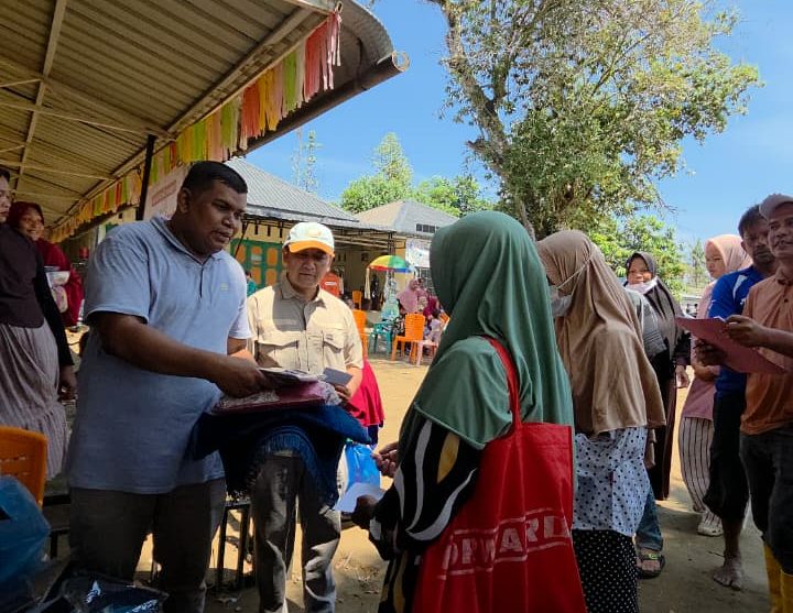 Dosen Pertanian USK Salurkan 108 Paket Bantuan untuk Warga Dayah Usen, Pidie Jaya. (Foto: For Nukilan)