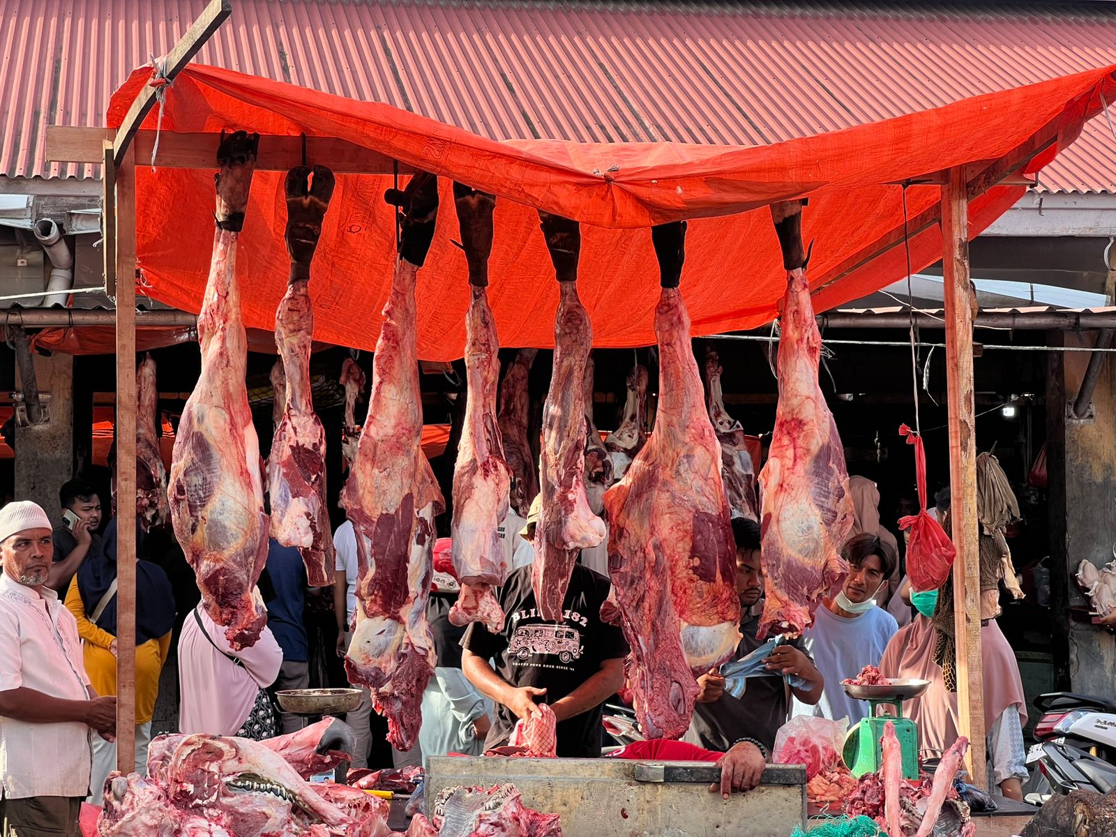 Pedagang daging sapi di Pasar Lambaro Aceh Besar. (Foto: Nukilan/Rezi)