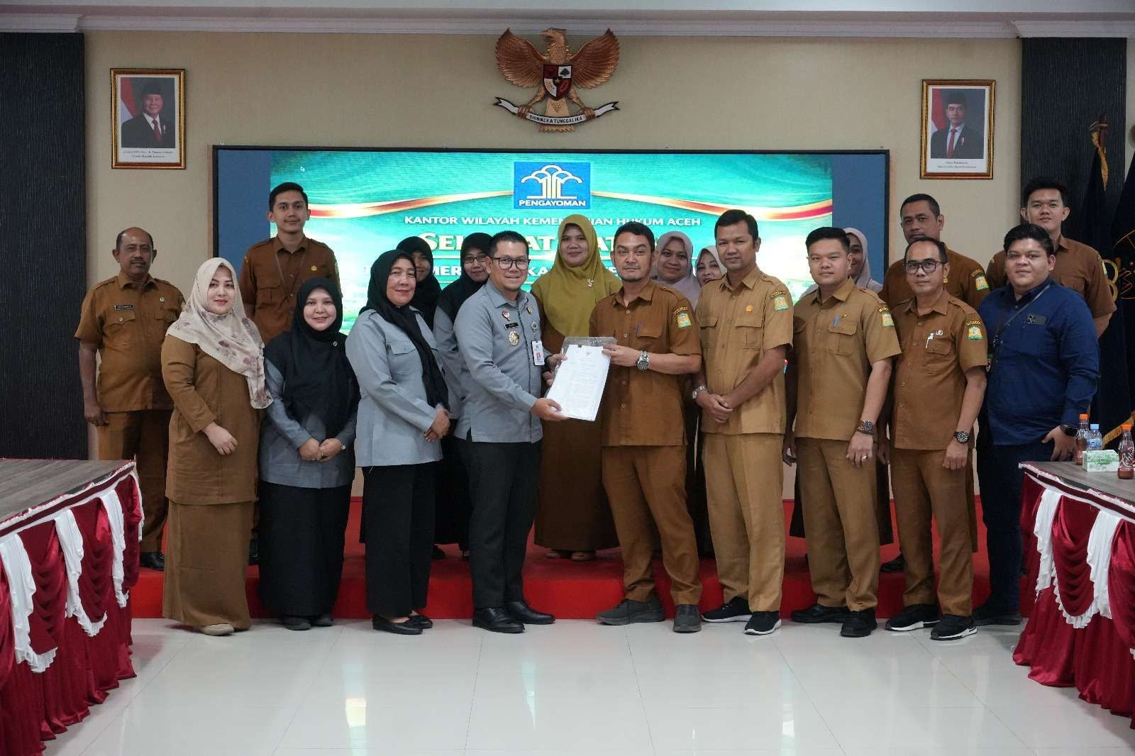 Jajaran Kanwil Kemenkum Aceh foto bersama Pemkab Aceh Besar, usai membahas Rancangan Qanun (Raqan), di Aula Kanwil setempat pada Selasa (3/2/2026). (Foto: Humas Kemenkum Aceh)