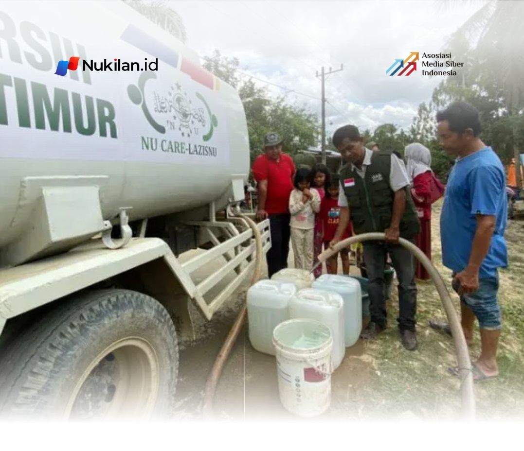 Warga Desa Banai, Kecamatan Karang Baru, Kabupaten Aceh Tamiang saat mengantre penyaluran air bersih dari Lazisnu Jatim, Jumat (27/2/2026). (Foto: Wildan suarasurabaya.net)