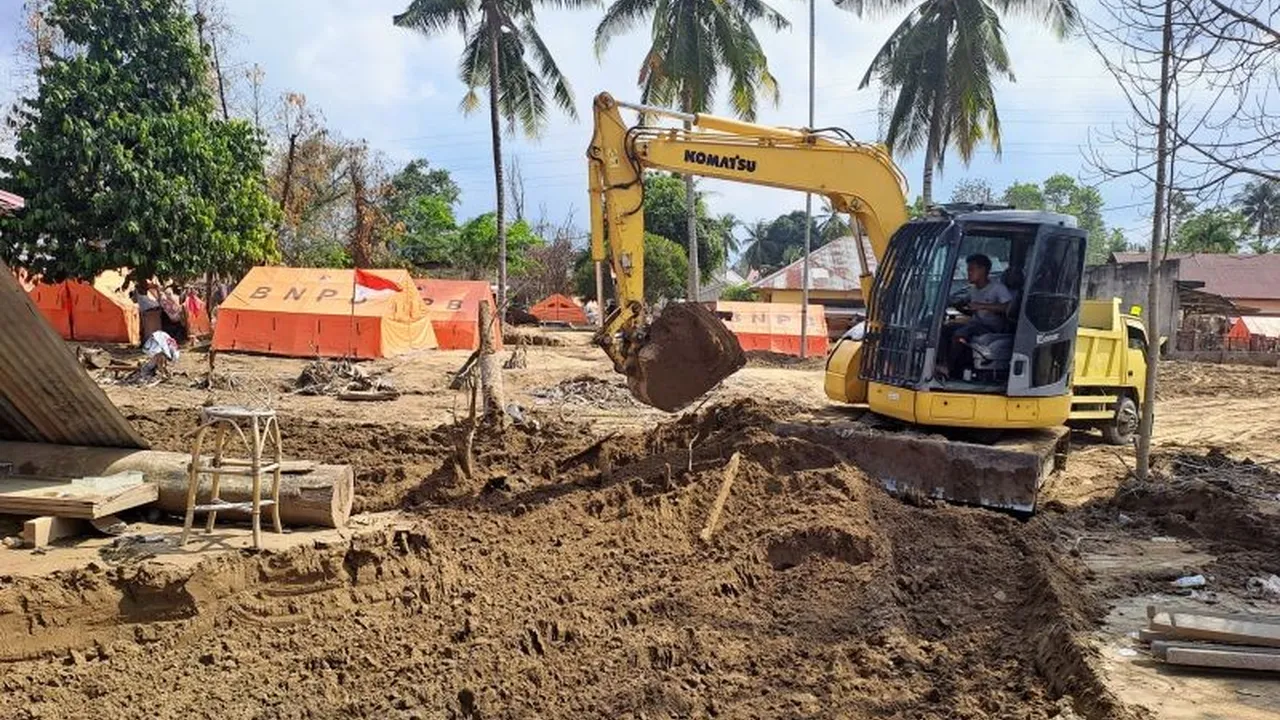 Mendekati bulan suci Ramadhan, para penyintas banjir Aceh di Pidie Jaya menunjukkan ketabahan luar biasa, berjuang membangun kembali kehidupan di tengah sisa lumpur bencana. (FOTO: AntaraNews)