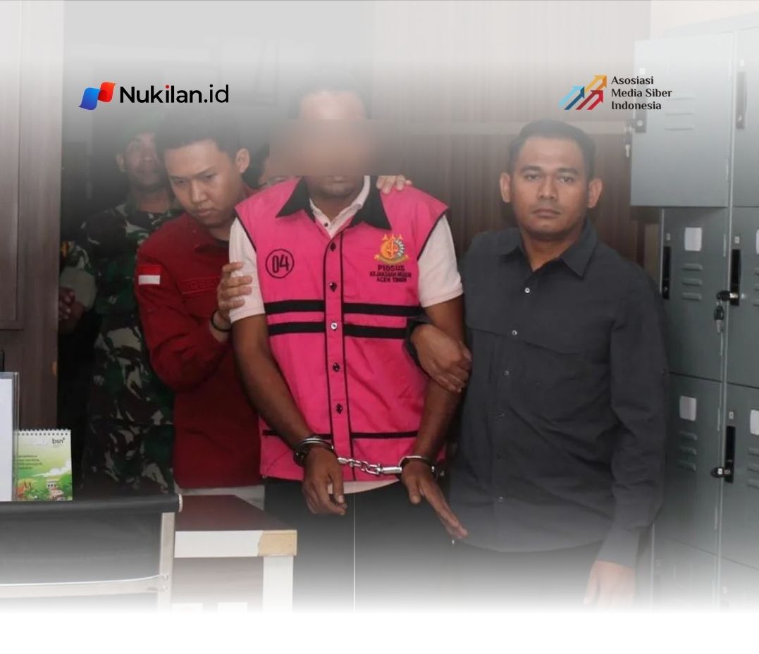Petugas kejaksaan mengawal tersangka tindak pidana korupsi pada perusahaan daerah di Aceh Timur, Rabu (18/2/2026). (FOTO: Kejari Aceh Timur)