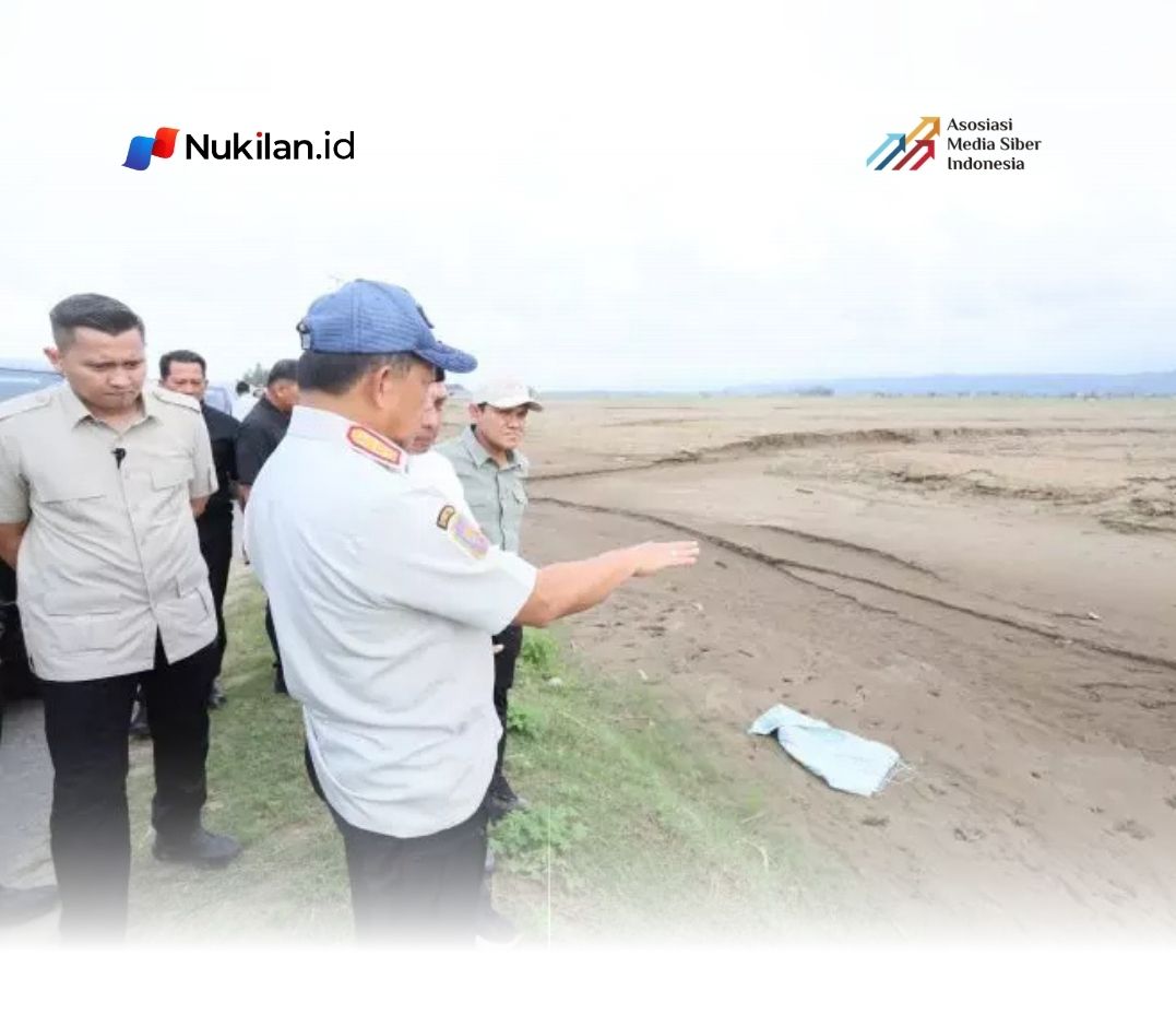 Menteri Dalam Negeri (Mendagri) Tito Karnavian selaku Ketua Satuan Tugas (Kasatgas) Percepatan Rehabilitasi dan Rekonstruksi Pascabencana Wilayah Sumatera meninjau lahan persawahan yang tertutup lumpur akibat banjir di Kecamatan Meurah Dua, Kabupaten Pidie Jaya, Aceh. (FOTO: Kemendagri)