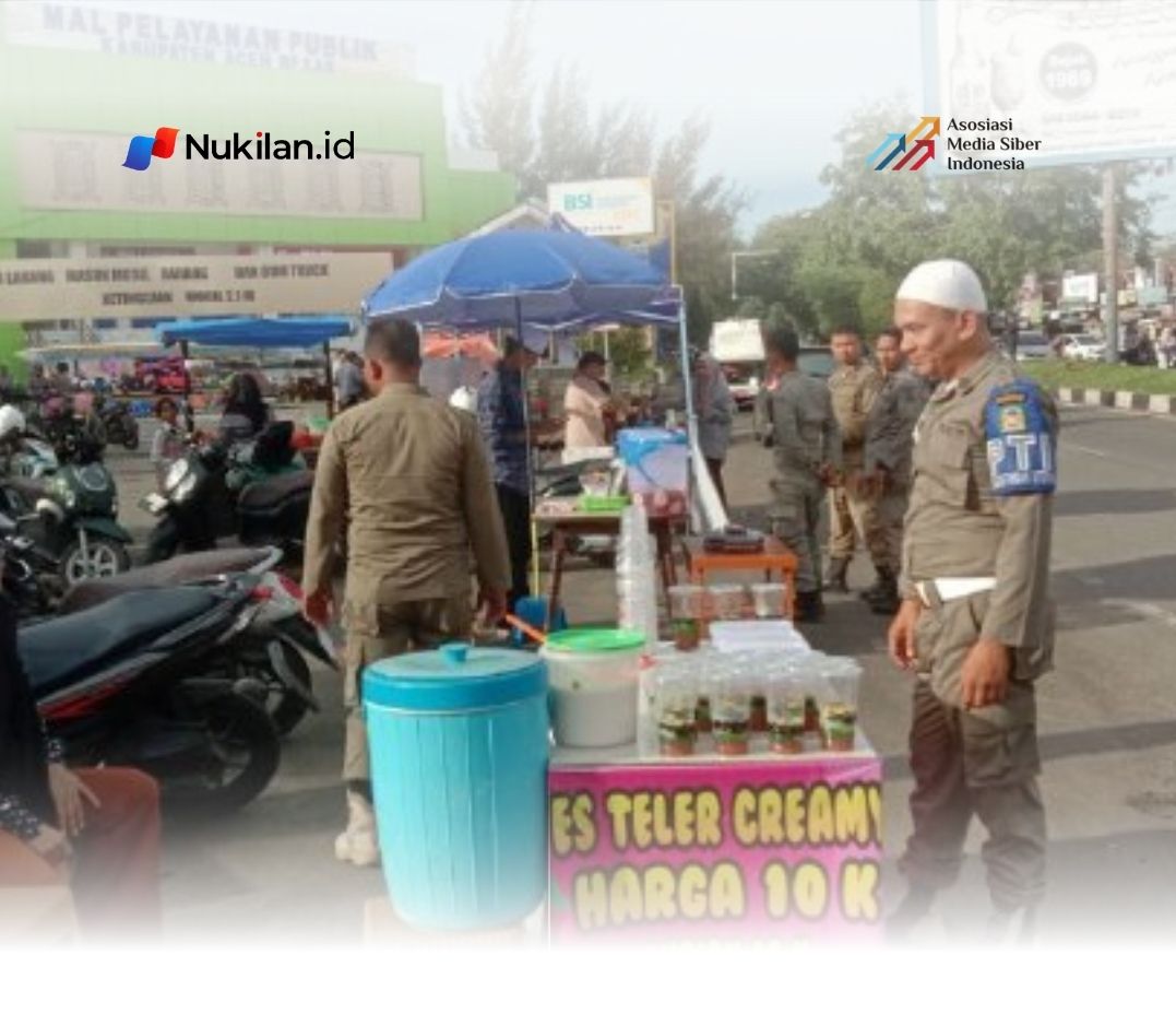 Satpol PP dan WH Aceh Besar Awasi Pedagang Takjil di Kawasan Pasar Lambaro Selama Ramadhan. (Foto: Humas Abes)