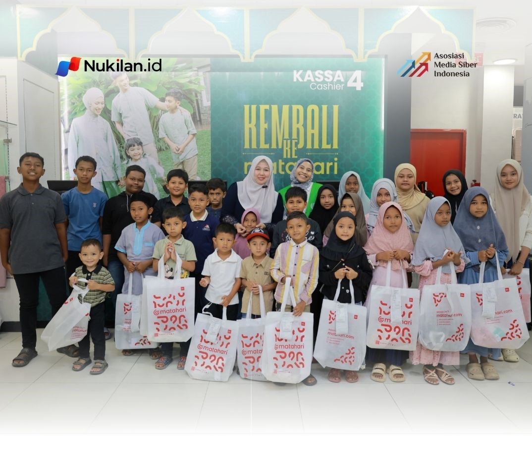 Bunda PAUD Kabupaten Aceh Besar, Hj Rita Mayasari, berkolaborasi dengan Yayasan Amal dan Solidaritas Asia (ASA) membelanjakan pakaian lebaran untuk 76 anak yatim asal Aceh Besar di salah satu pusat perbelanjaan di Kota Banda Aceh, Selasa (17/2/2026). (Foto: MC Abes)
