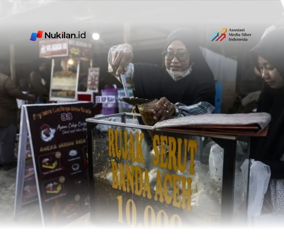 edagang mengemas minuman rujak serut untuk pembeli di Pasar Simpang Upah, Aceh Tamiang, Jumat (20/2/2026). (Foto: ANTARA FOTO)