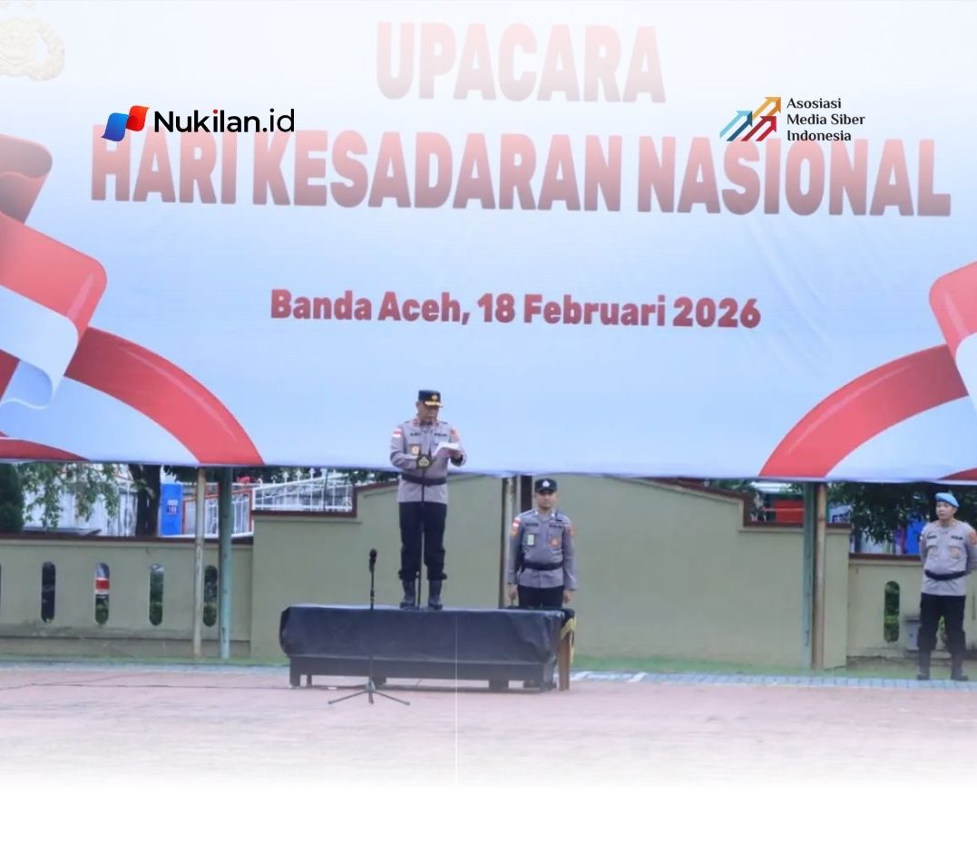 Wakapolda Aceh Brigjen Pol. Ari Wahyu Widodo bertindak sebagai inspektur upacara dalam peringatan Hari Kesadaran Nasional yang digelar di Lapangan Apel Mapolda Aceh, Rabu (18/2/2026). (Foto: Mediahub Polri)