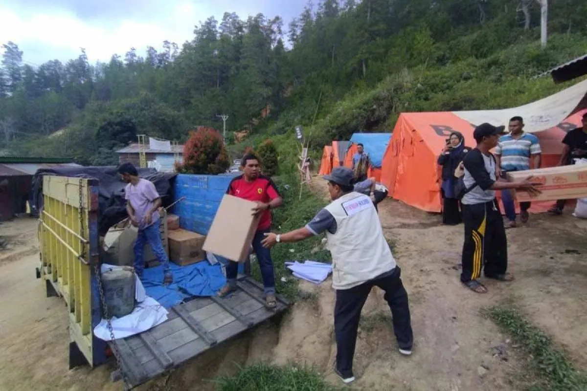 Relawan dari kalangan pelaku pariwisata menyalurkan bantuan bencana di Aceh Tengah, Sabtu (31/1/2026). (FOTO: ANTARA/HO-Dok ASPPI)
