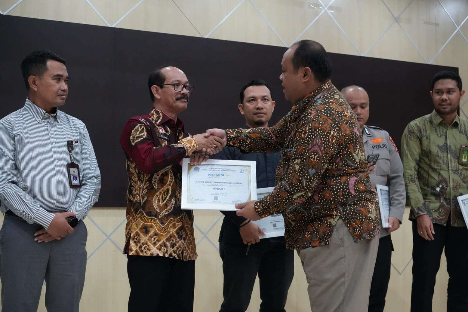 Kepala KPPN Banda Aceh, M. Afifudin Ikhsan saat menyerahkan penghargaan kepada Kepala Kanwil Kemenkum Aceh, Meurah Budiman, di Komplek Gedung Keuangan Negara, yang berlokasi di Ateuk Pahlawan, Kecamatan Baiturrahman, Kota Banda Aceh pada Kamis, 5 Februari 2026. (Foto: Kemenkum Aceh)