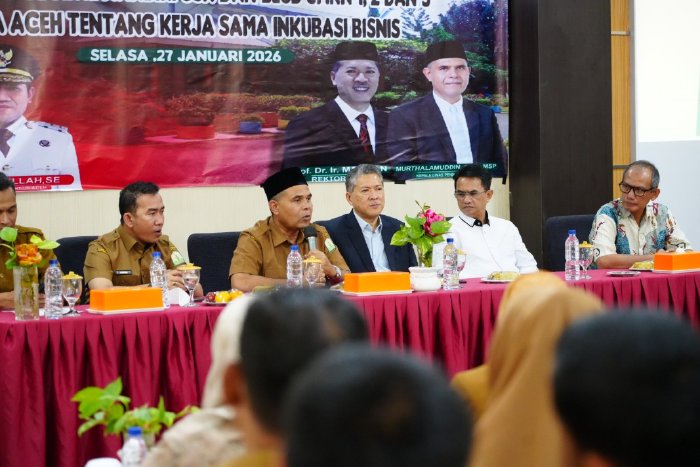 Plt. Kepala Dinas Pendidikan Aceh, Murthalamuddin, S.Pd., M.SP, mendorong kepala sekolah dan jajaran pendidikan untuk mengubah cara pandang dalam mengelola aset dan potensi sekolah. Aula SMKN 3 Banda Aceh. Selasa, 27 Januari 2026. (FOTO: DISDIK ACEH)